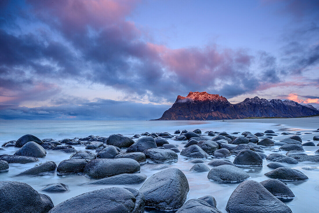 Felsen am Strand, Berge im Hintergrund, Lofoten, Norland, Norwegen