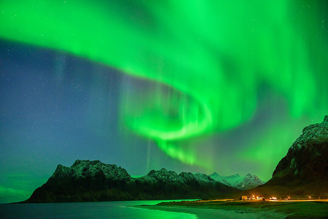 Aurora borealis, Polarlicht über Strand und verschneiten Bergen, Lofoten, Norland, Norwegen