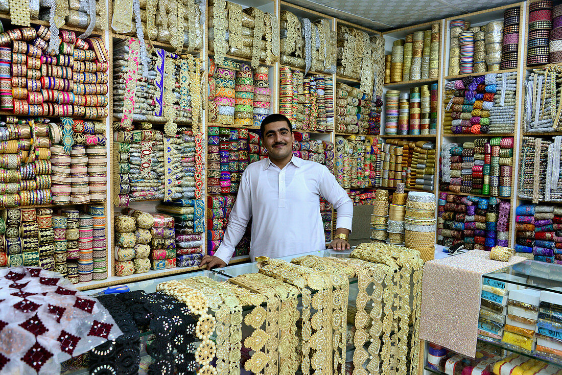 Stoffe im Suqviertel, Mutrah, Capital Area, Oman