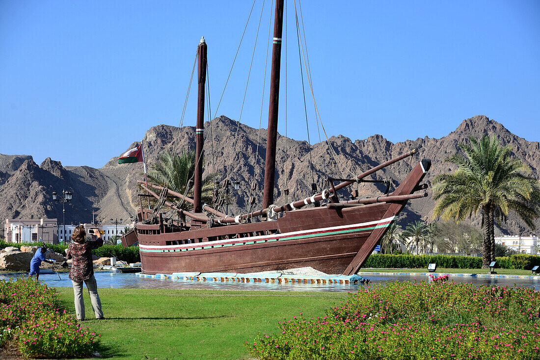 alte Dhau am Al Bustan Hotel bei Muscat, Oman