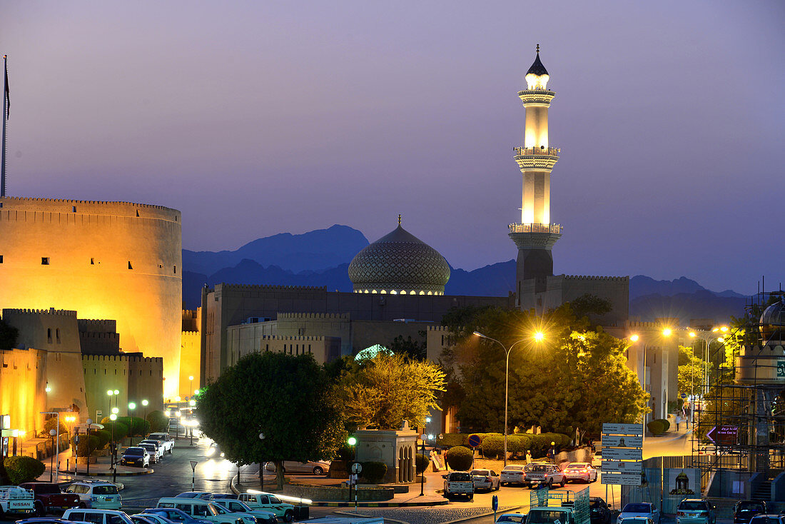 Abendliches Fort und Sultan Quaboos Moschee der Oase Nizwa, Akhdar Gebirge, Oman