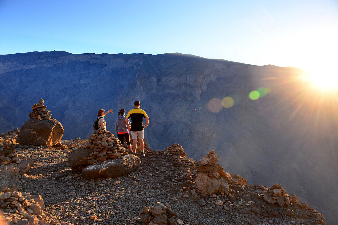 'Hiken im ''Grand Canyon'' am Jebel Shams, Akhdar Gebirge, Oman'