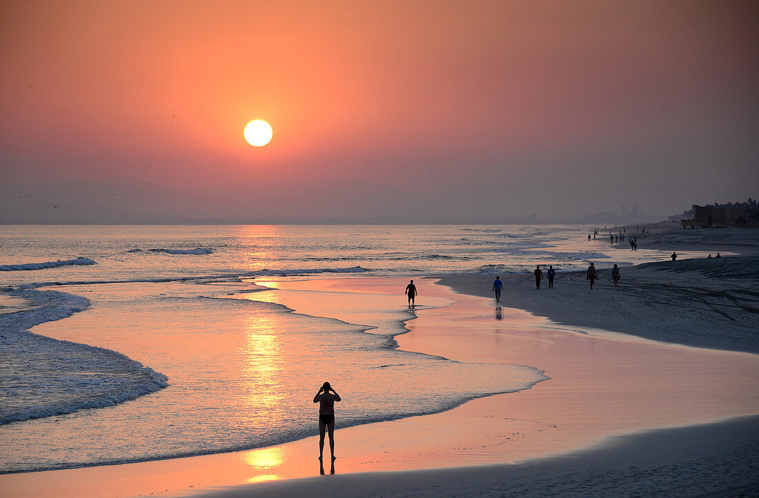 Sonnenuntergang am Strand östlich von Salalah, Dhofar, Süd-Oman, Oman