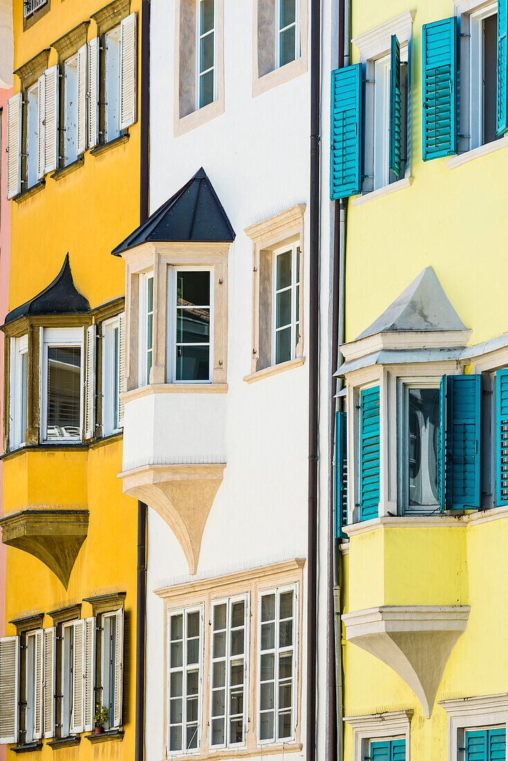 Hausfassaden mit Erker in der Altstadt, Bozen, Südtirol, Italien