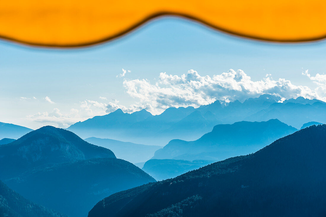Blick auf die Berge von einem Balkon mit Markise, Radein, Südtirol, Italien