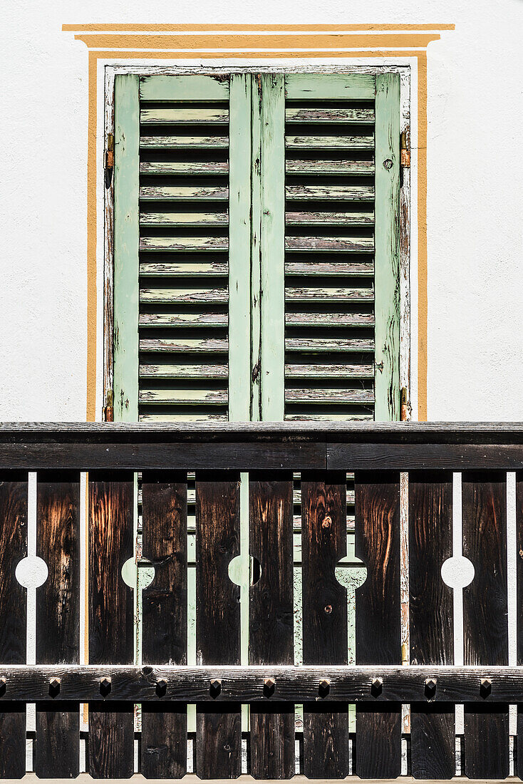 Altes velassenes Bauernhaus mit Balkon, Kaltenbrunn, Südtirol, Italien