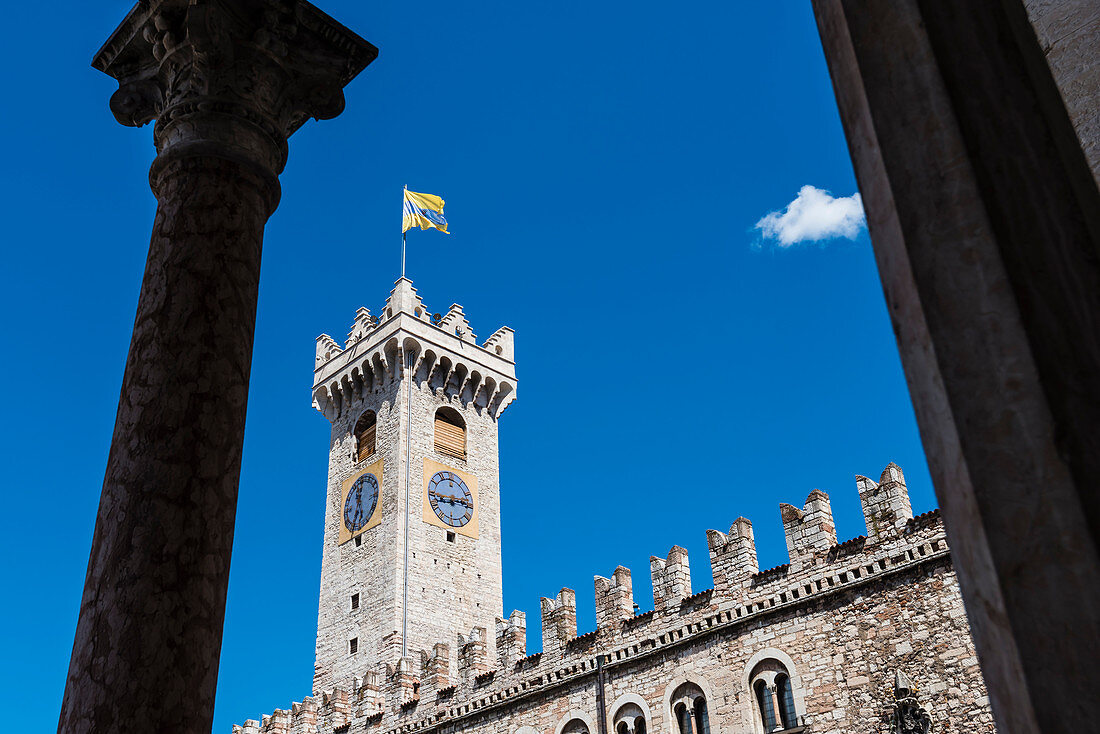 Die Sehenswürdigkeit Torre Civica am Domplatz, Trient, Trentino, Südtirol, Italien
