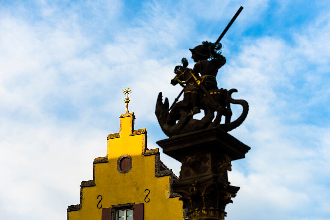 Giebel eines Hauses am Rathausplatz mit Marktbrunnen im Vordergrund, Rothenburg ob der Tauber, Bayern, Deutschland