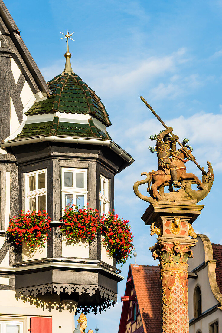 Oriel of the Jagstheimerhaus house on the town hall square with the market fountain, Rothenburg ob der Tauber, Bavaria, Germany