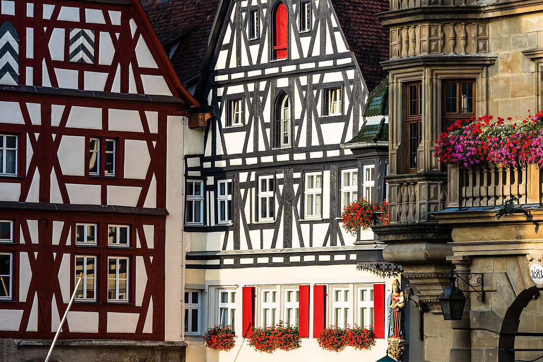 Fachwerkfassaden am Rathausplatz, Rothenburg ob der Tauber, Bayern, Deutschland