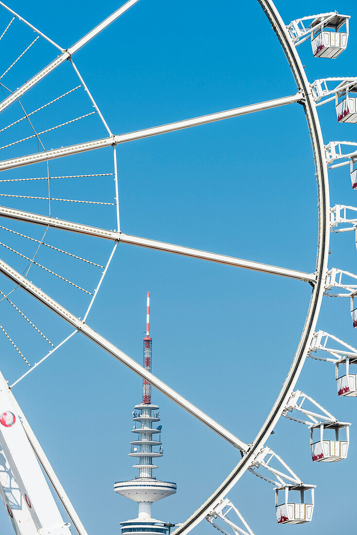 Der Fernsehturm durch das Riesenrad auf dem Jahrmarkt DOM gesehen, Hamburg, Deutschland