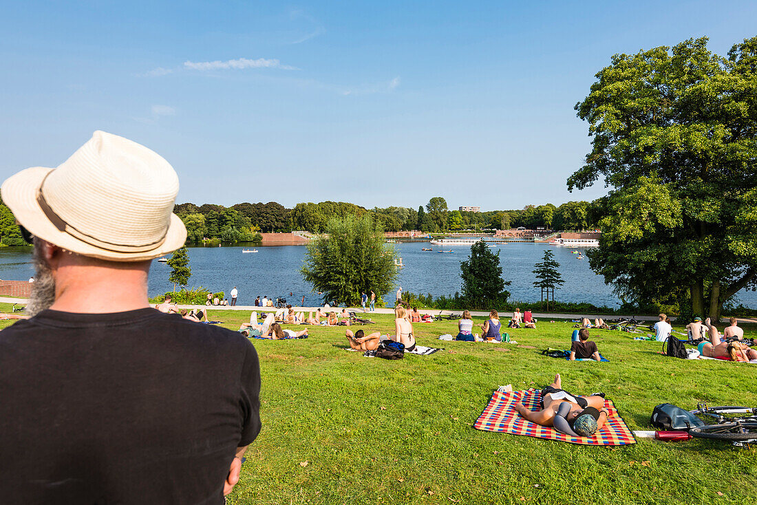 Einheimische und Touristen vor dem See im Stadtpark, Hamburg, Deutschland