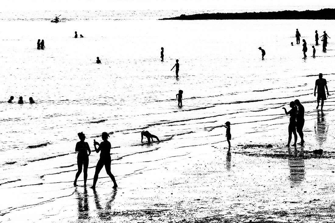 Silhouette von Einheimischen und Touristen am Strand im Hochsommer, Hamburg, Deutschland