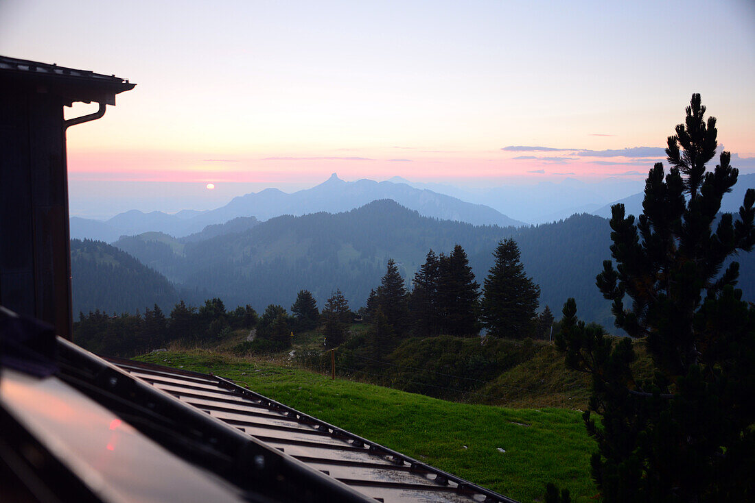 Sonnenaufgang am Hochries am Samerberg, Chiemgau, Ober-Bayern, Deutschland