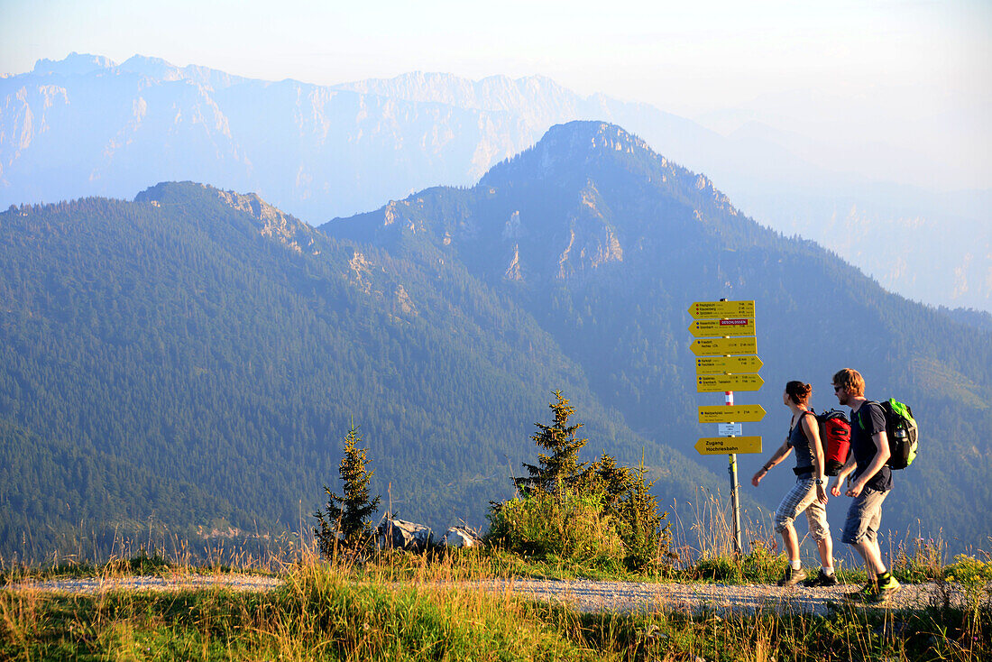 Wandern am Hochries am Samerberg, Chiemgau, Ober-Bayern, Deutschland