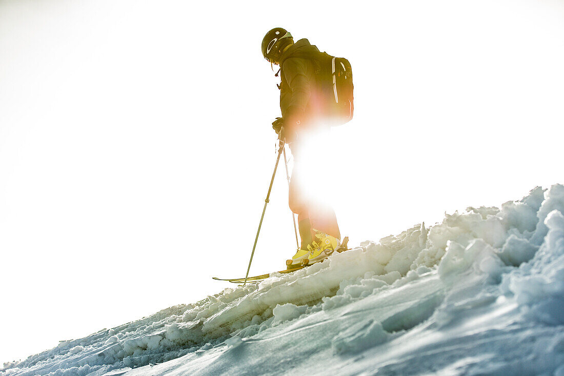 Junge Skifahrerin steht auf dem Gipfel eines Berges, Gudauri, Mzcheta-Mtianeti, Georgien