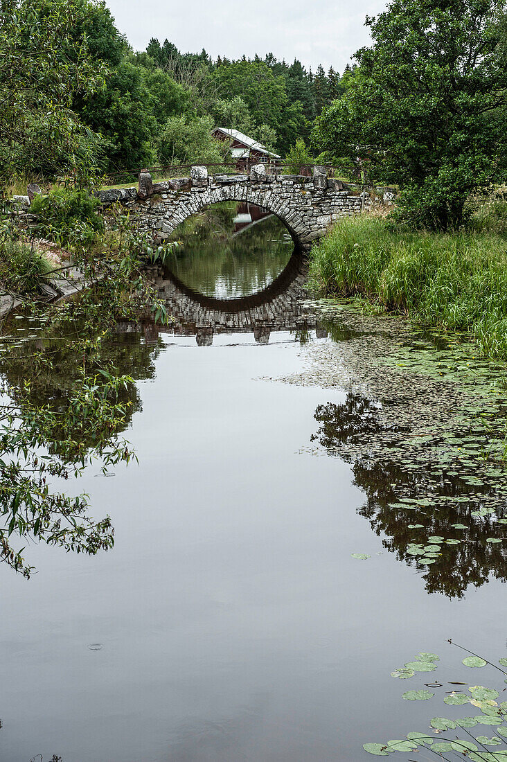 Steinbrücke über einen kleinen Fluss, Västergötland, Schweden