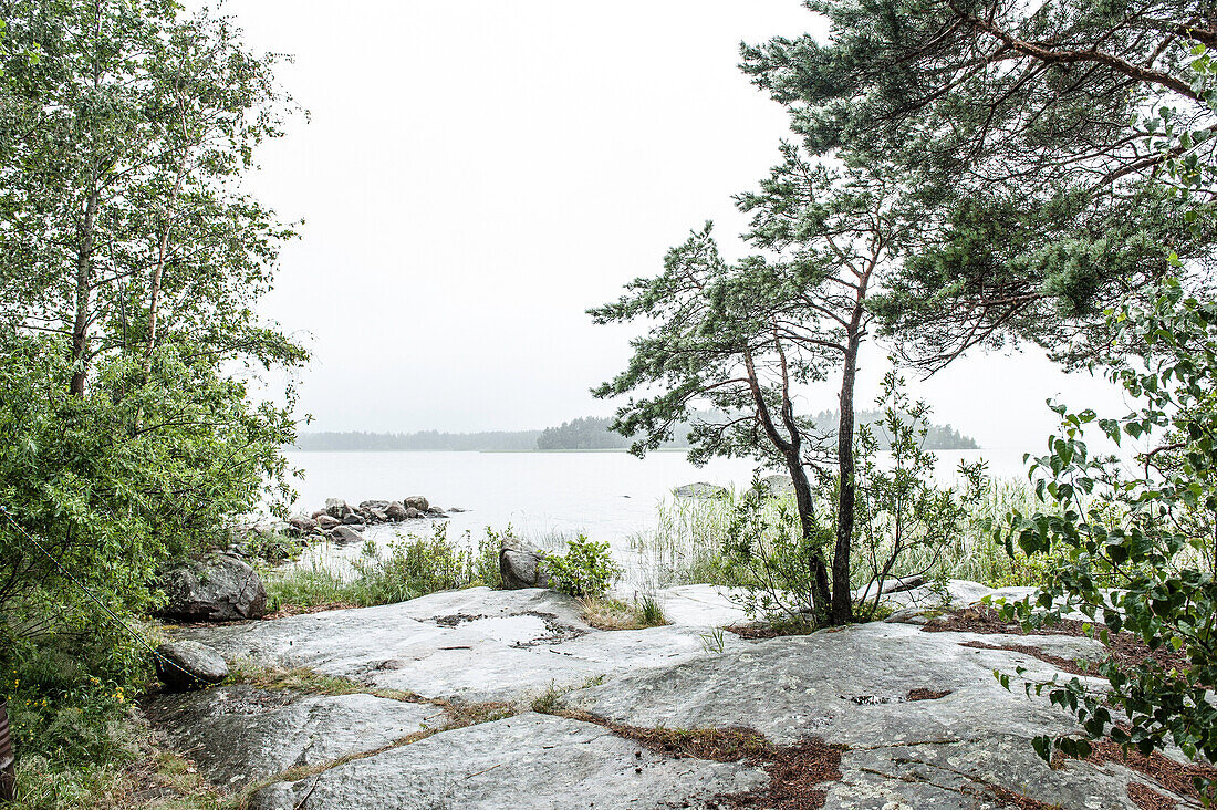 Sicht auf den Vänernsee an einem regnerischen Sommertag, Västergötland, Schweden
