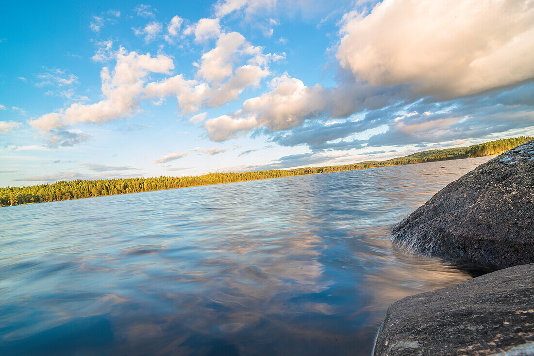 Sicht in der  Abendsonne auf einen See in der Nähe von Munkfors, Värmland, Schweden