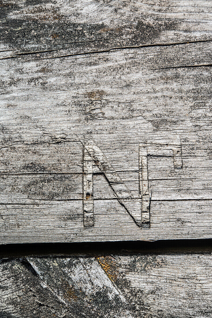 Großaufnahme des Buchstaben N auf einer verwitterten Holzplanke, Öregrund, Uppsala, Schweden