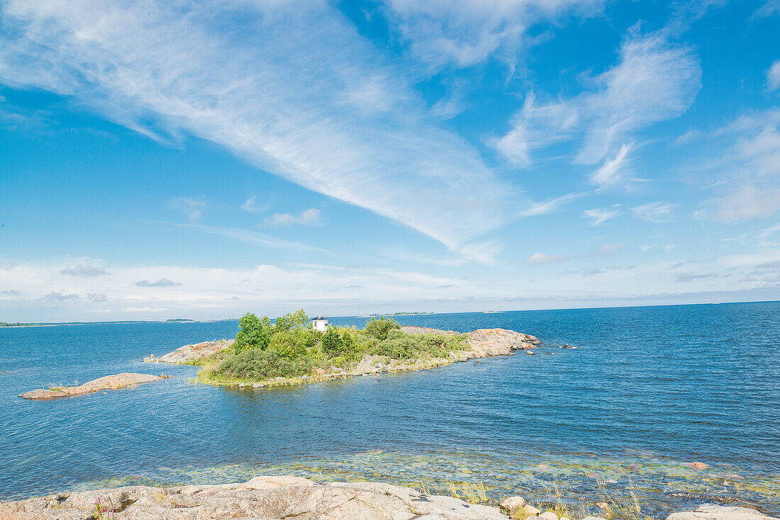 Sicht auf eine kleine Insel im Meer unter einem Sommerhimmel, Öregrund, Bottensee, Uppsala, Schweden
