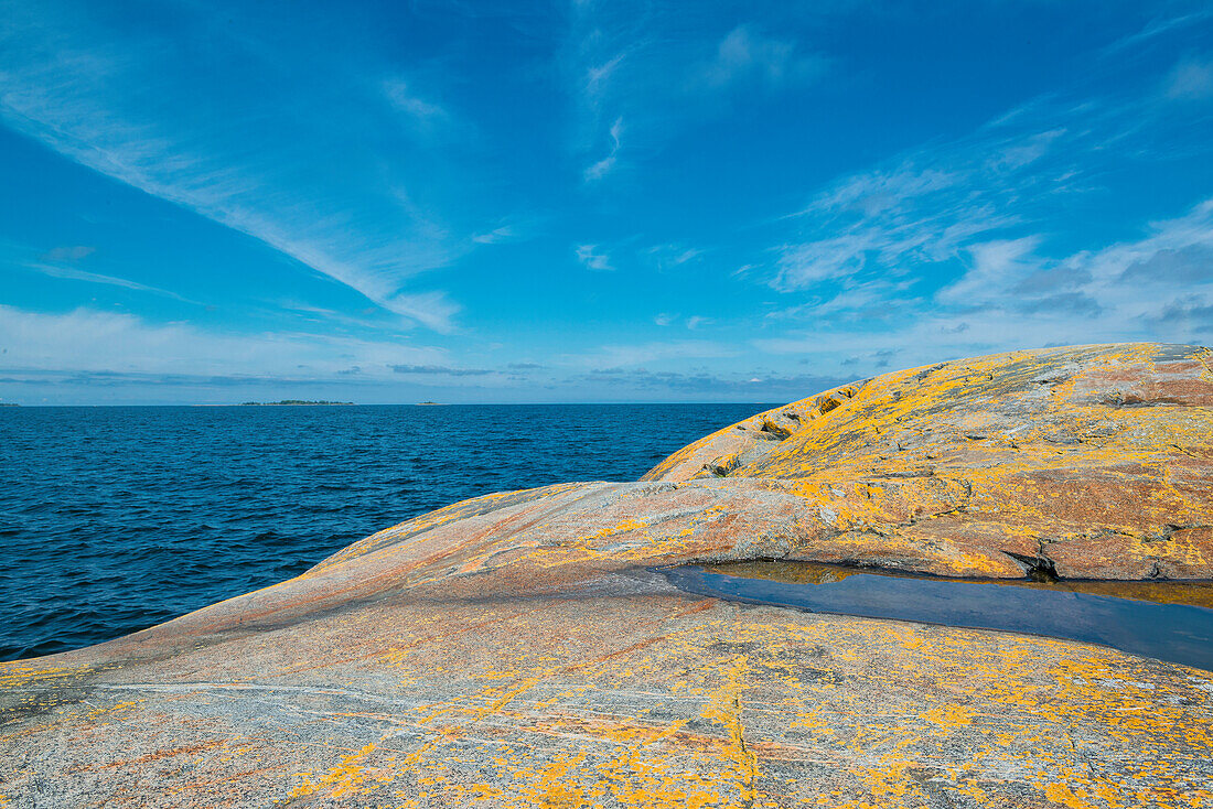 Sicht über gelb bemooste Felsen auf das Meer, Öregrund, Bottensee, Uppsala, Schweden