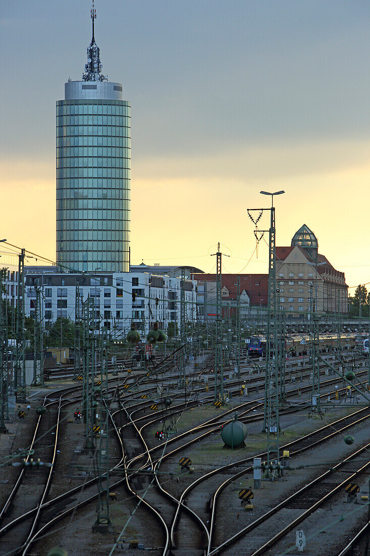 Bahngleise und Central Tower, München, Bayern, Deutschland