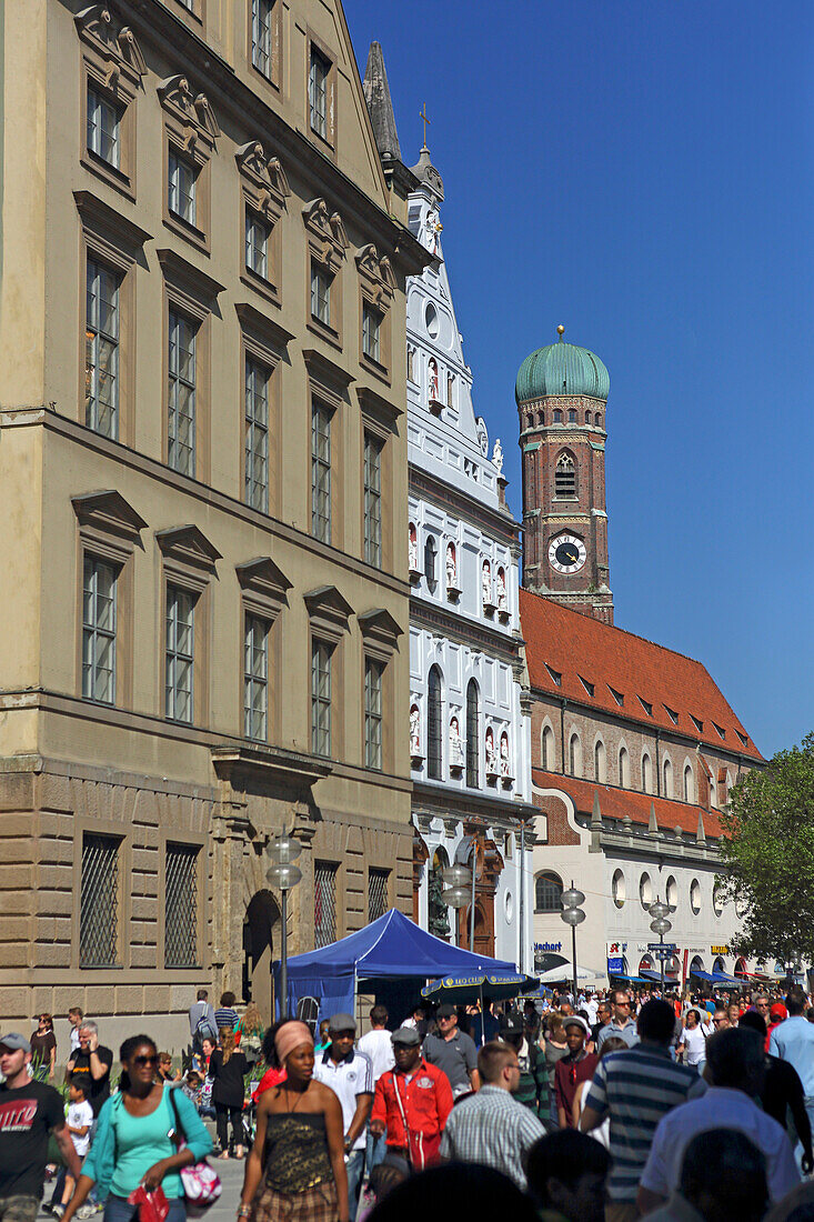 Neuhauser Straße, Fussgängerzone mit Alter Akademie und Michaelskirche, München, Bayern, Deutschland