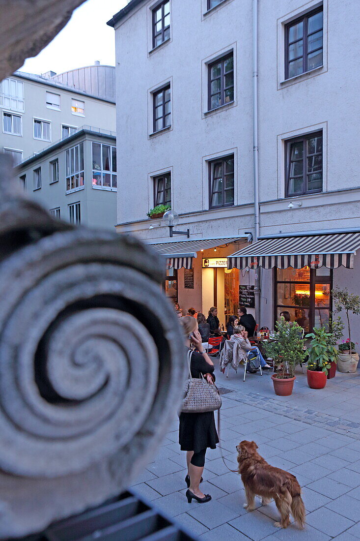 Les Baux Reste Installation von Gabriele Henkel und Pizzeria im Hintergrund, Nieserstraße, München, Bayern, Deutschland