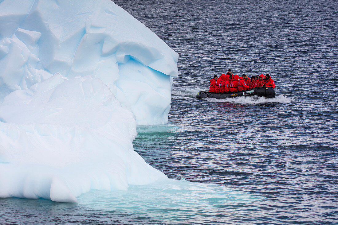 Zodiac Schlauchboot Transfer für Passagiere von Expeditions Kreuzfahrtschiff MV Sea Spirit (Poseidon Expeditions) nahe Eisberg, Port Lockroy, Wiencke Island, Grahamland, Antarktische Halbinsel, Antarktis