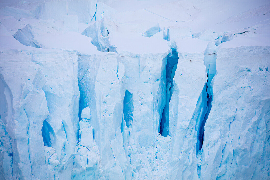 Detail von Gletscher mit blauen Gletscherspalten, Neko Harbor, Grahamland, Antarktische Halbinsel, Antarktis