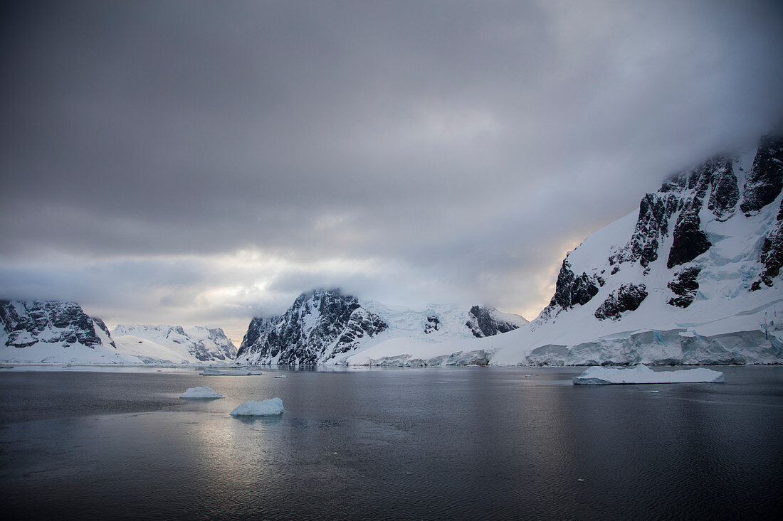 Eisberge und schneebedeckte Berge, nahe Lemaire Kanal, Grahamland, Antarktische Halbinsel, Antarktis