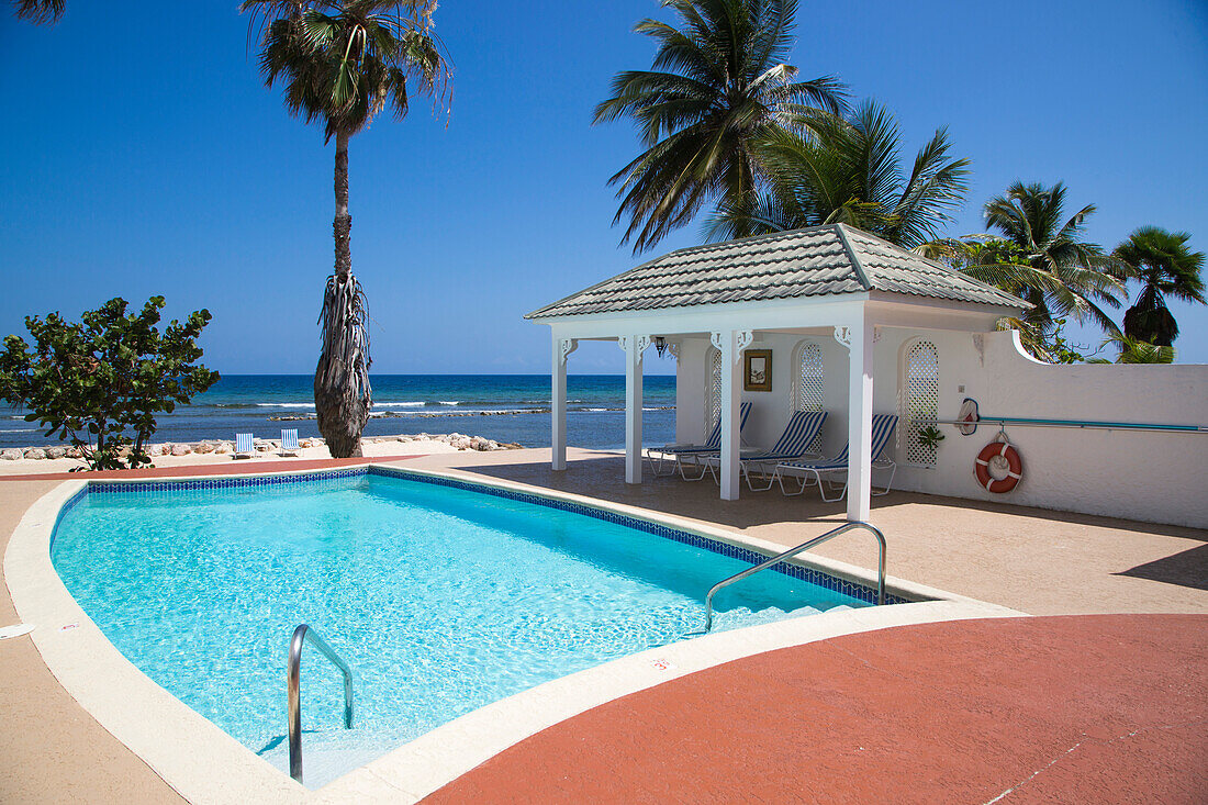 Privatpool von Hibiscus Suite im Half Moon Resort vor Palmen und Meer, Rose Hall, nahe Montego Bay, Saint James, Jamaika