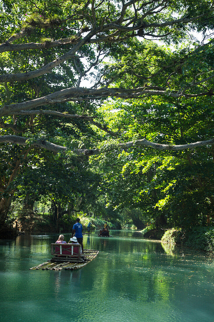 Fahrt mit Bambus Floss auf dem Martha Brae Fluss, nahe Falmouth, Saint James, Jamaika
