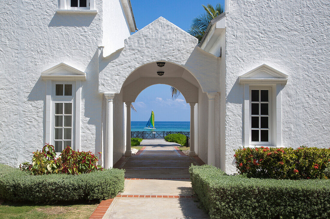Eingang zu Villa im Royal Court vom Half Moon Resort mit Hobie Cat Segelboot im Meer dahinter, Rose Hall, nahe Montego Bay, Saint James, Jamaika