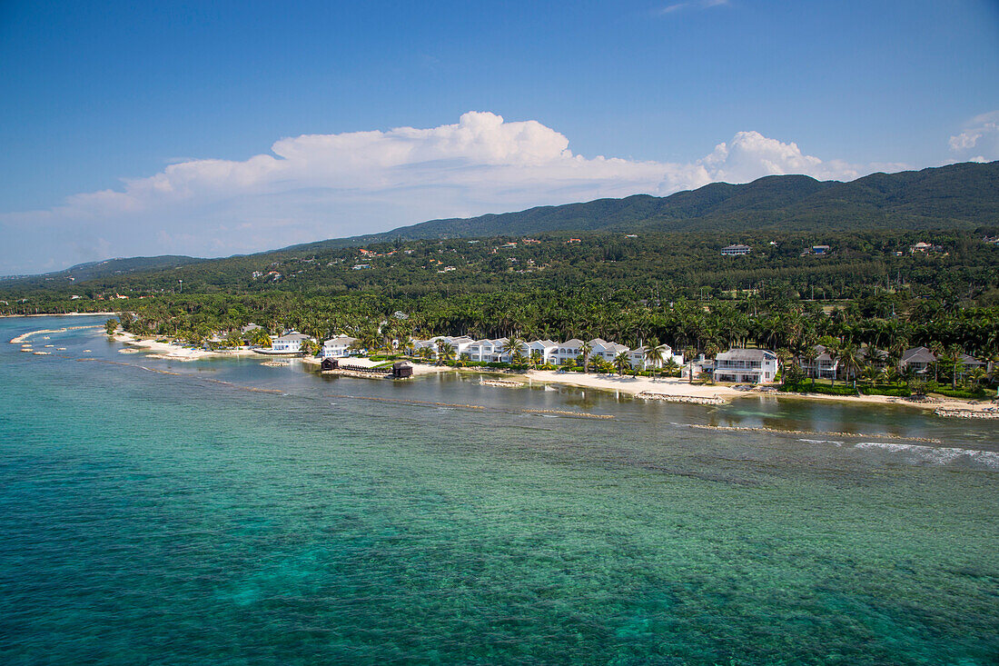 Luftaufnahme vom Parasailer aus auf Küste und das Half Moon Resort, Rose Hall, nahe Montego Bay, Saint James, Jamaika