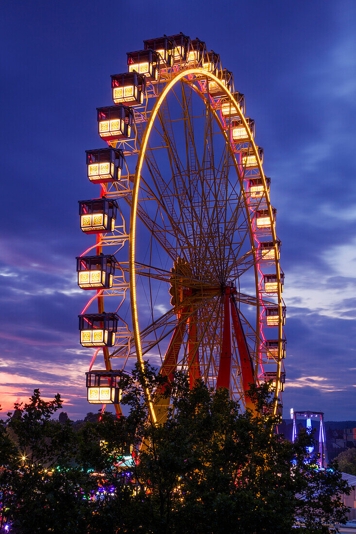 Beleuchtetes Riesenrad beim Aschaffenburger Volksfest in der Abenddämmerung, Aschaffenburg, Spessart-Mainland, Bayern, Deutschland