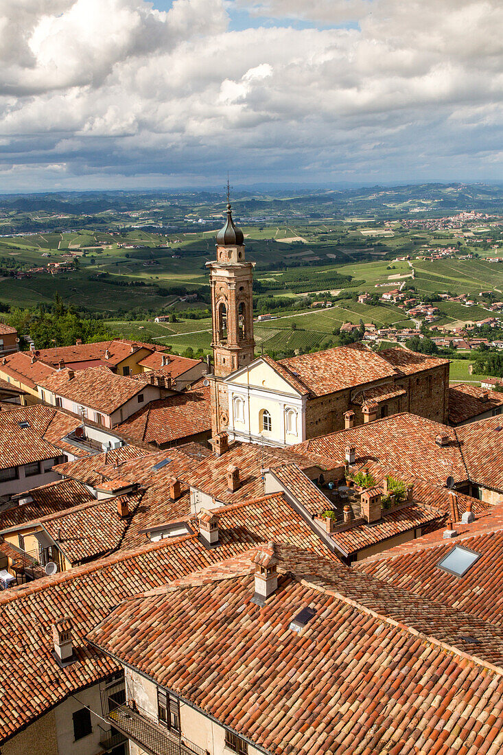 Aussicht von Glockenturm, La Morra, Weinberge, Hügellandschaft, Weinbaugebiet Langhe in Piemont, Provinz Cuneo, Italien