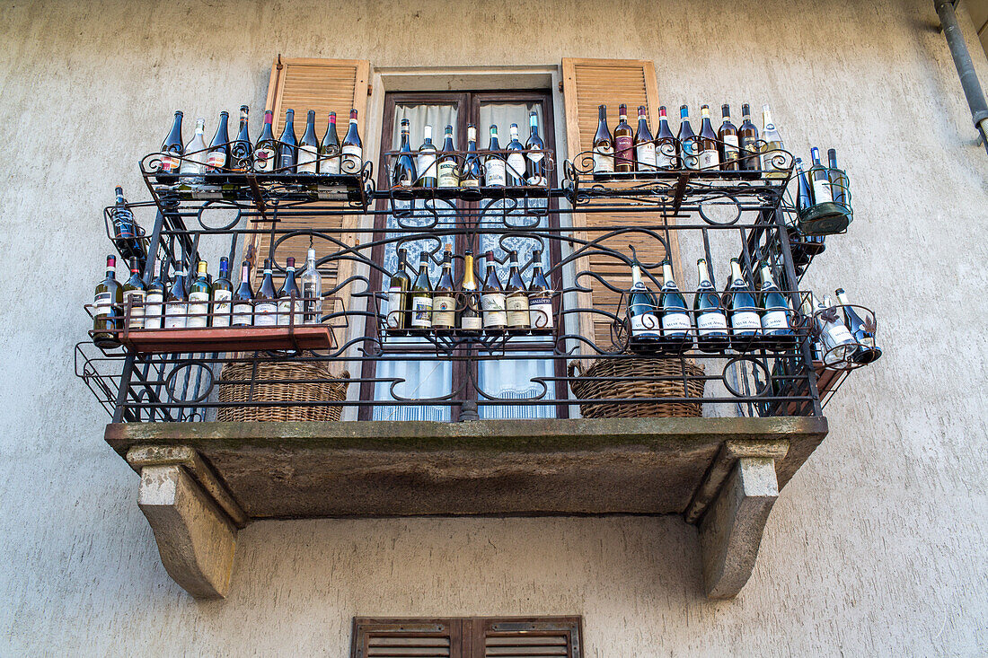 Reihe leere Weinflaschen als Dekoration, ausgetrunken, Barolo, Castiglione Falletto, Balkon Langhe, Provinz Cuneo, Piemont, Italien