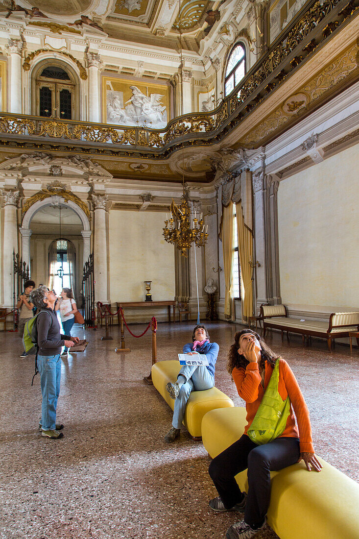 Villa Pisani am Brentakanal, Saal, Besucher bewundern die Fresken an der Decke, Innenaufnahme, Deckengemälde, Venezianische Villa, Stra, Venetien, Italien