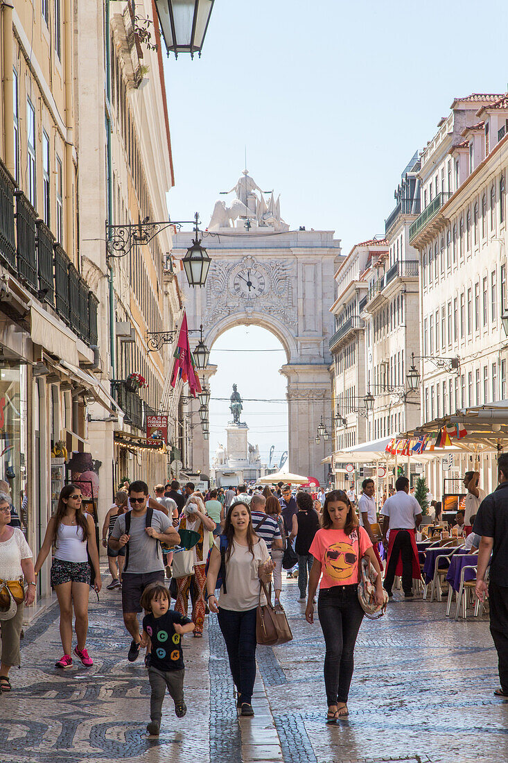 Ende der Rua Augusta, Triumphbogen, Fußgänger, Touristen, Arco da Rua Augusta, und die Reiterstatue José I, Lissabon, Portugal