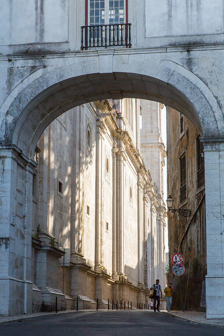 Arco Grande de Cima, Bogen Richtung Kloster Sao Vicente de Fora, Schräglicht, Lichtstimmung, eine Person, Architektur, Lissabon, Portugal