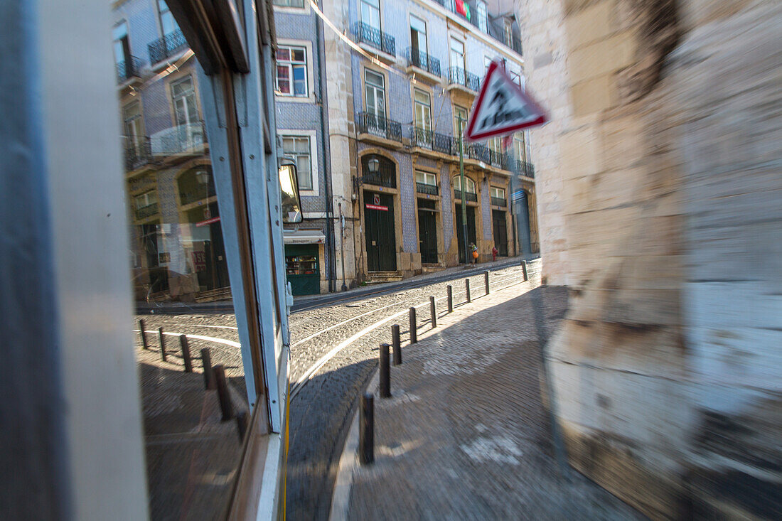 Strassenbahn in Kurve, Altstadt, eng, dynamisch, Bewegung, Lissabon, Portugal