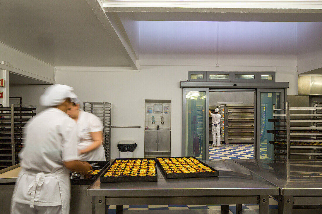 Pastéis de Nata, Pastéis de Belém, Törtchen, Eiersahnecreme auf knusprigem Blätterteig, Produktion in Stammhaus, Casa Pastéis de Belém, Belém, Lissabon, Portugal