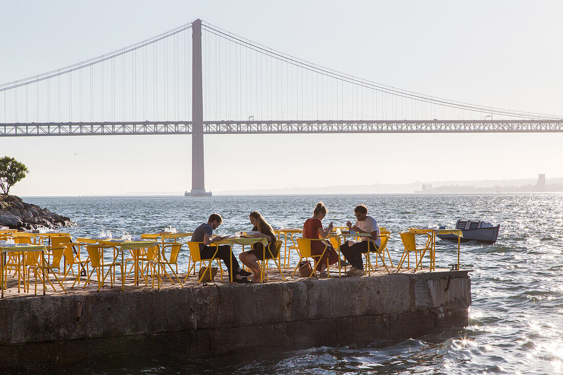 Aussicht vom Südufer Tejo Fluss, essen am Tejo, Restaurant, Brücke des 25 April, Cacilhas, Almada, Lissabon, Portugal