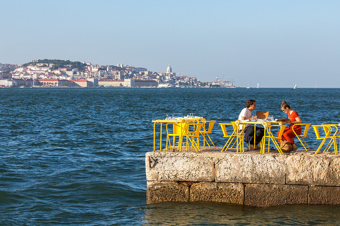 couple, menu, view across to Lisbon, from south bank of River Tagus, Cacilhas, Lissabon, Portugal
