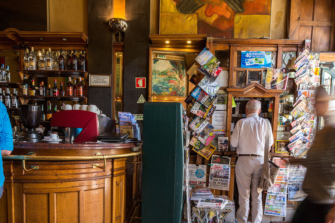 Café A Brasileira, Theke, Mann am Zeitungskiosk, Lissabon, Portugal