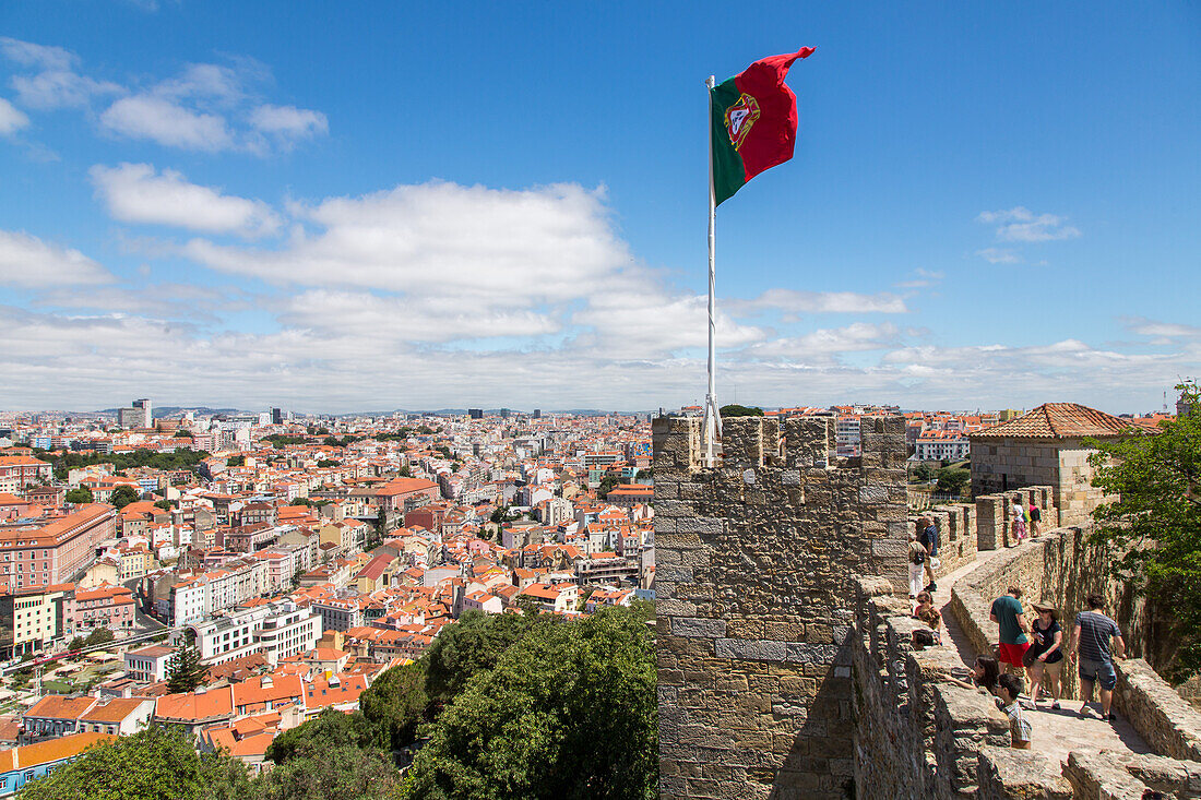 Aussicht von Burg Castelo de Sao Jorge mit Portugiesische Fahne über Lissabon, Portugal