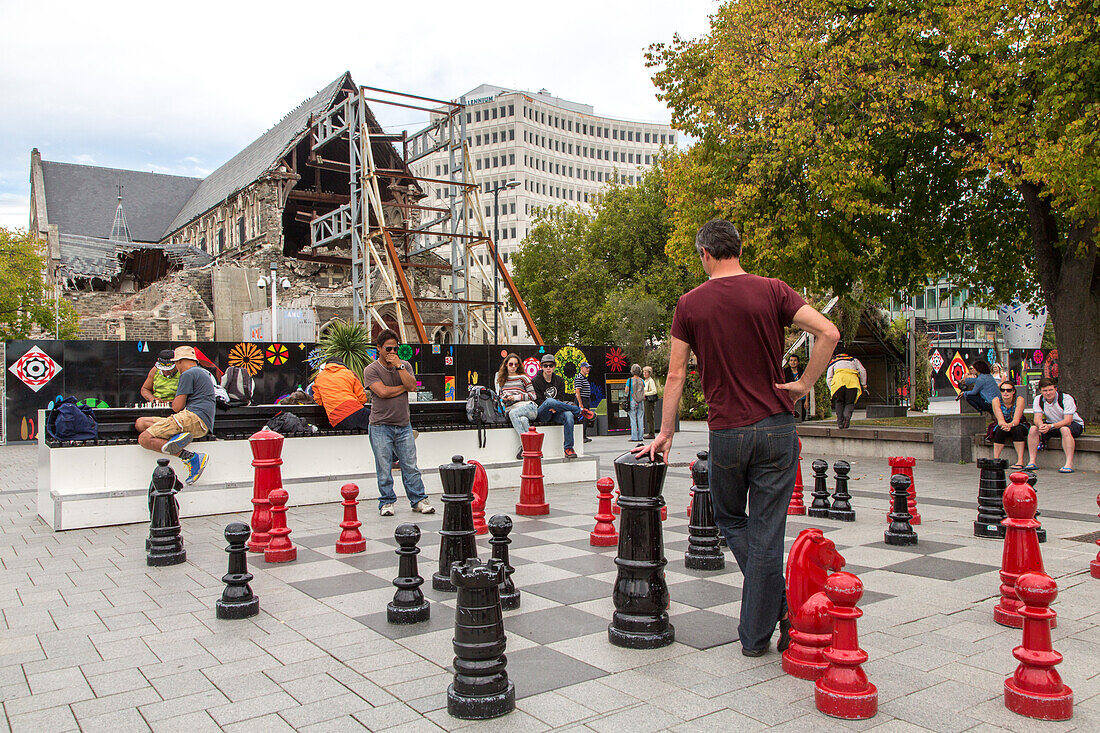 Riesenschachspiel mit Spielern vor der erdbebenbeschädigten Christchurch Cathedral, zerstört, Cathedral Square, Christchurch, Südinsel, Neuseeland