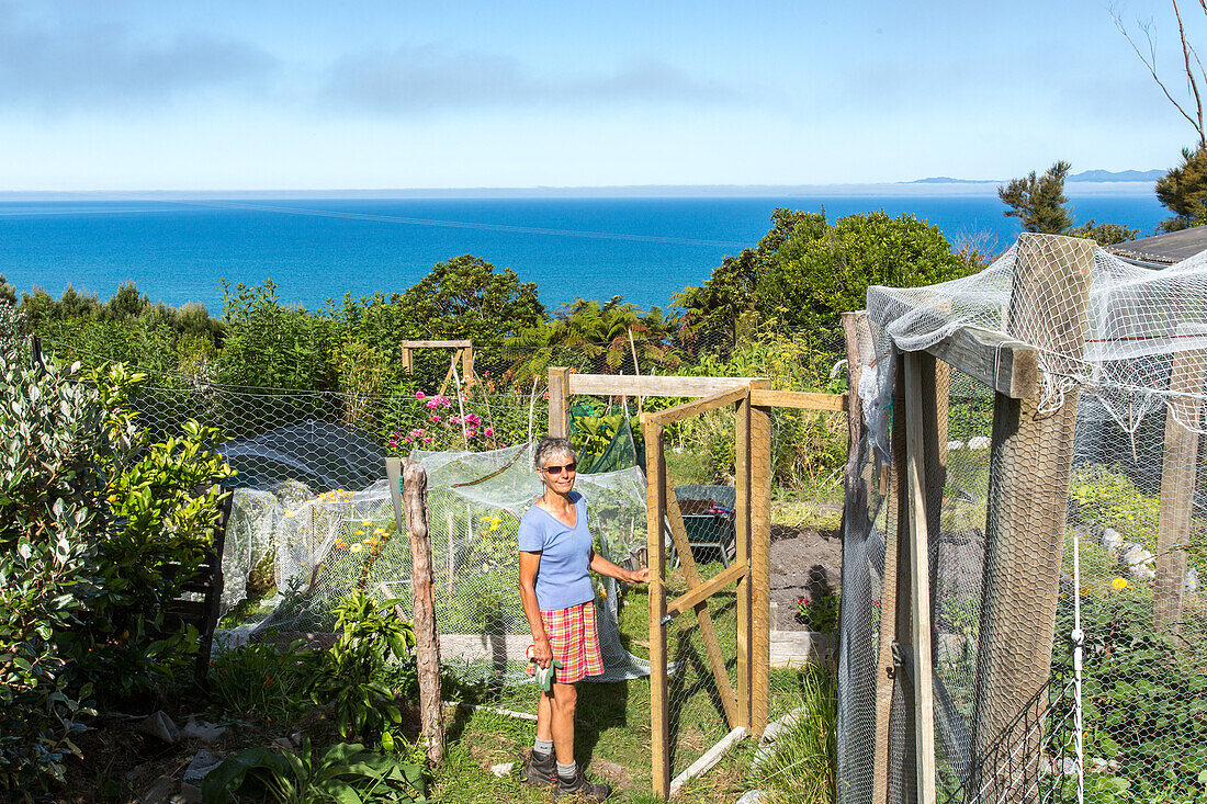 Selbstversorger, Gärtnerin inmitten ihres Gemüsegartens, Netze, Horizont, Golden Bay, Südinsel, Neuseeland